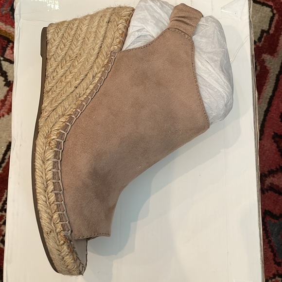 Charles by Charles David Najda Tan Wedge Sandals โ Size 6M NIB - Picture 9 of 16